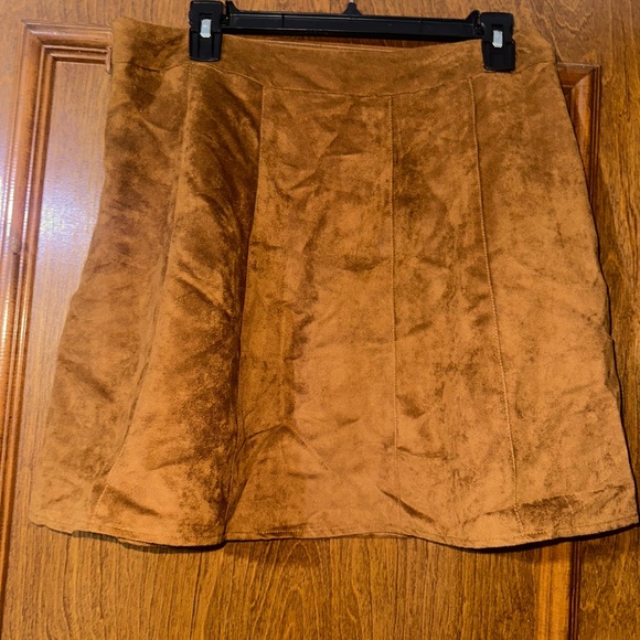 Chestnut suede mini skirt! - Picture 2 of 4